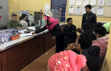 Người dân giải quyết thủ tục hành chính tại bộ phận một cửa  xã Hạnh Sơn.